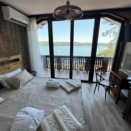 Villa Iskar Lake Residence By Bookvillabg Shtarkelovo Gnezdo Exterior photo